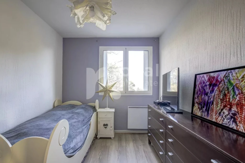 Chambre confortable d’un appartement rénové à Valbonne