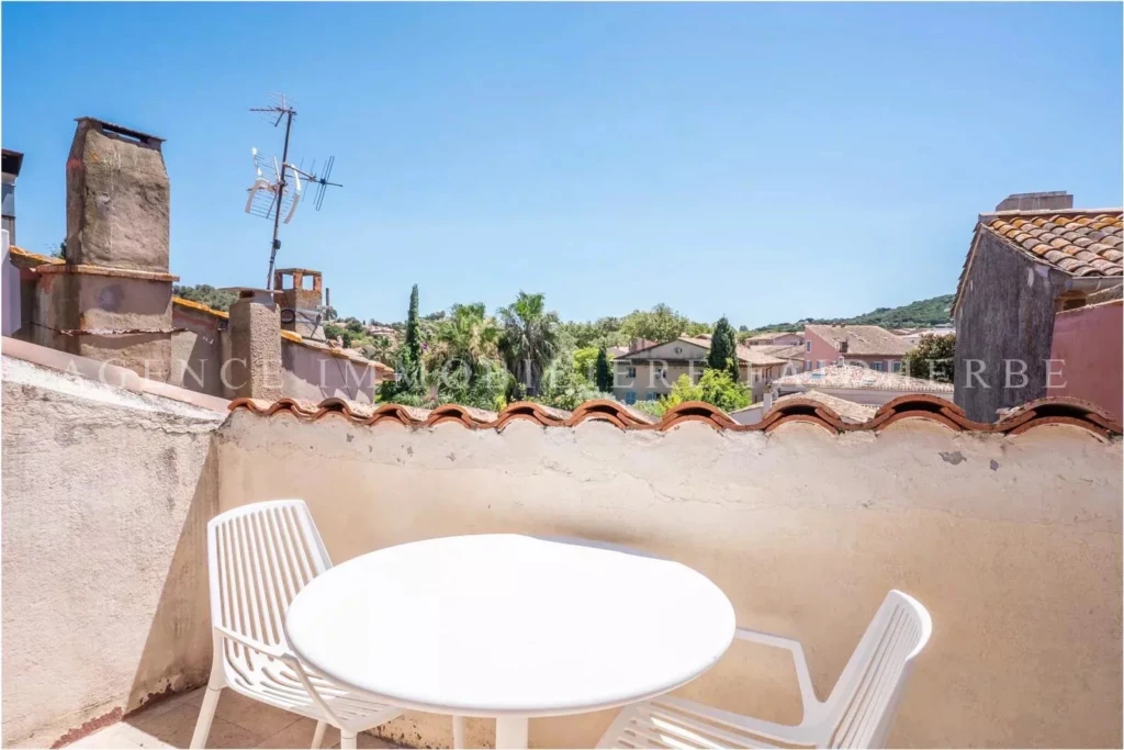 Balcon ensoleillé avec vue sur le quartier dans une résidence calme.