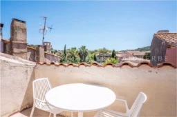 Balcon ensoleillé avec vue sur le quartier dans une résidence calme.