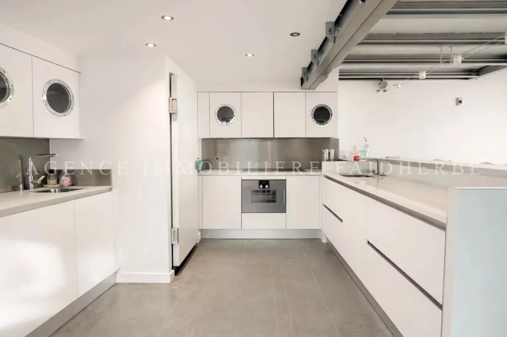 Cuisine moderne et lumineuse avec des appareils intégrés.