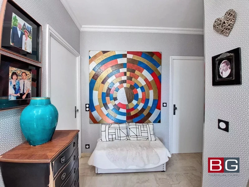 Chambre cosy avec une décoration moderne et colorée.