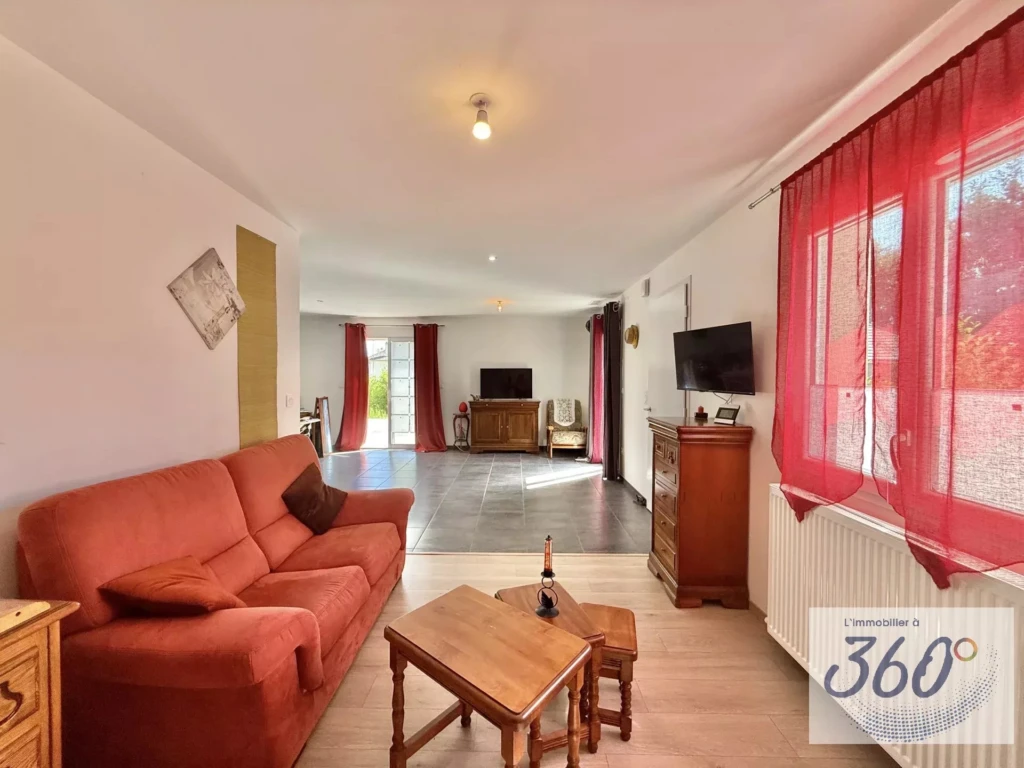 Un salon spacieux et lumineux et une décoration moderne.