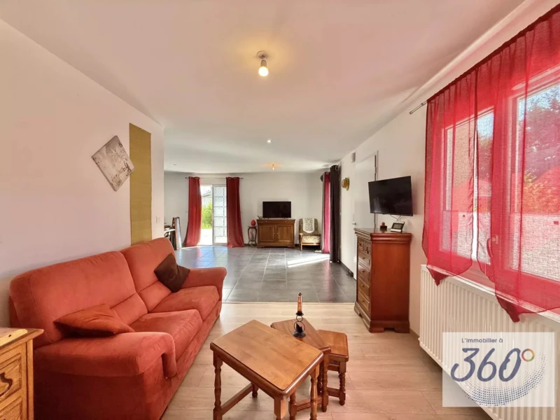 Un salon spacieux et lumineux et une décoration moderne.