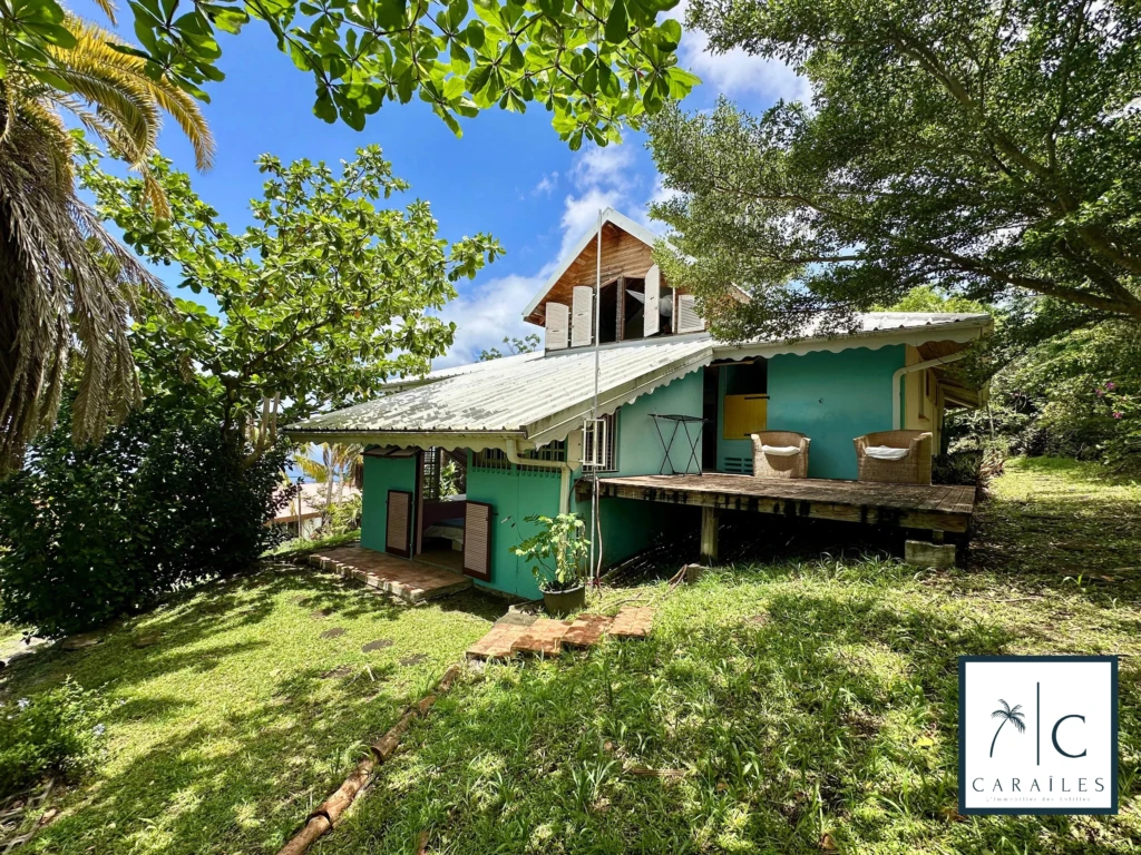 Charmante villa en bois entourée de verdure, idéale pour une escapade nature.