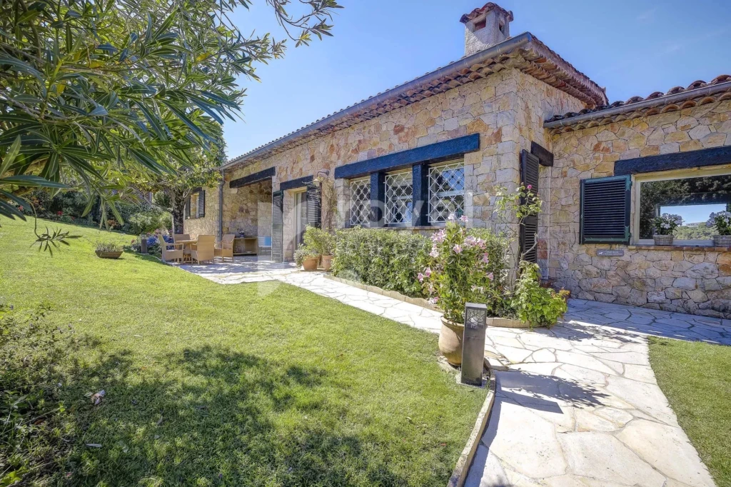 Façade élégante et moderne de villa de prestige à Biot