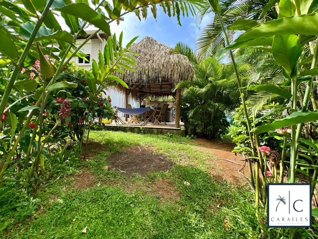 Charmante maison avec jardin tropical et vue sur la nature.