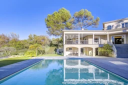 Piscine privée entourée de jardin dans villa haut de gamme au Royal Mougins