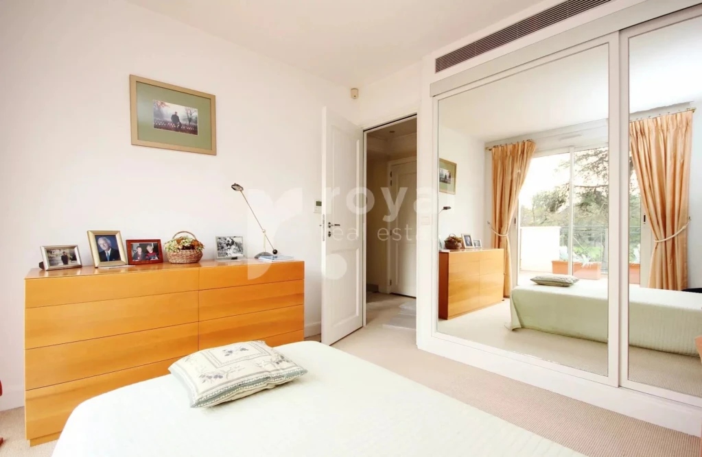 Chambre avec placard dans une villa familiale