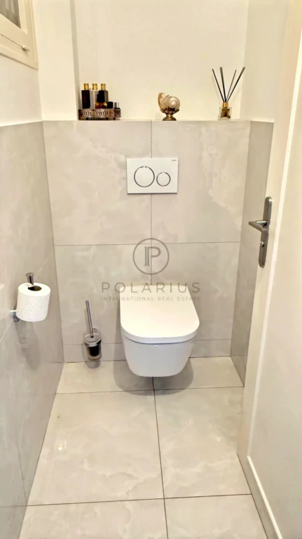 Toilettes modernes et élégantes dans une salle de bains compacte.