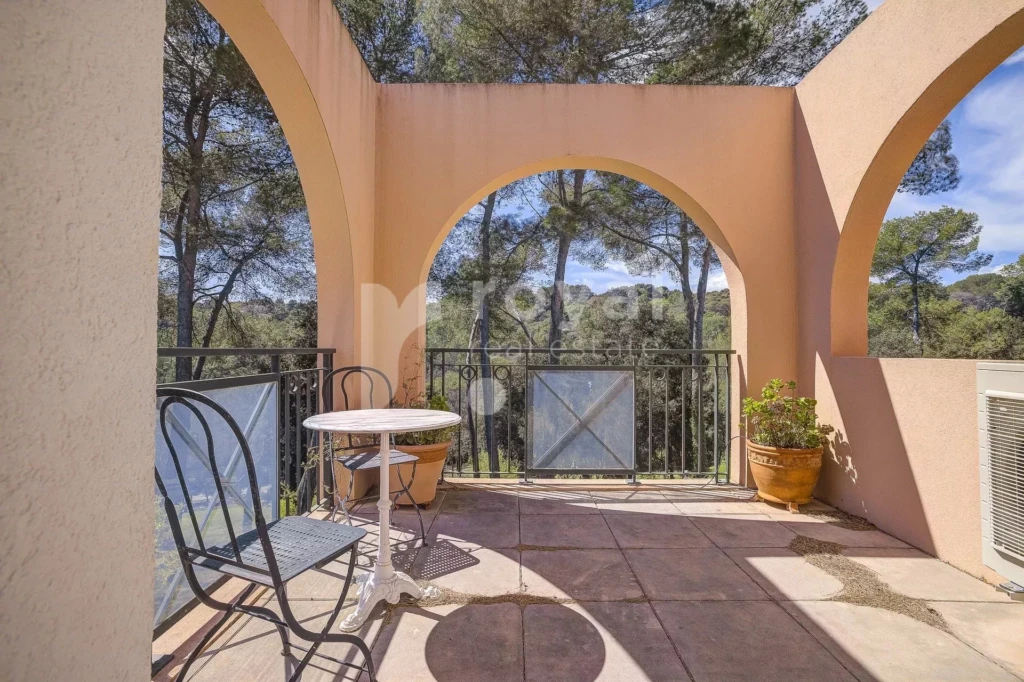 Terrasse privée de la chambre de maître avec vue panoramique sur le prestigieux golf de Mougins