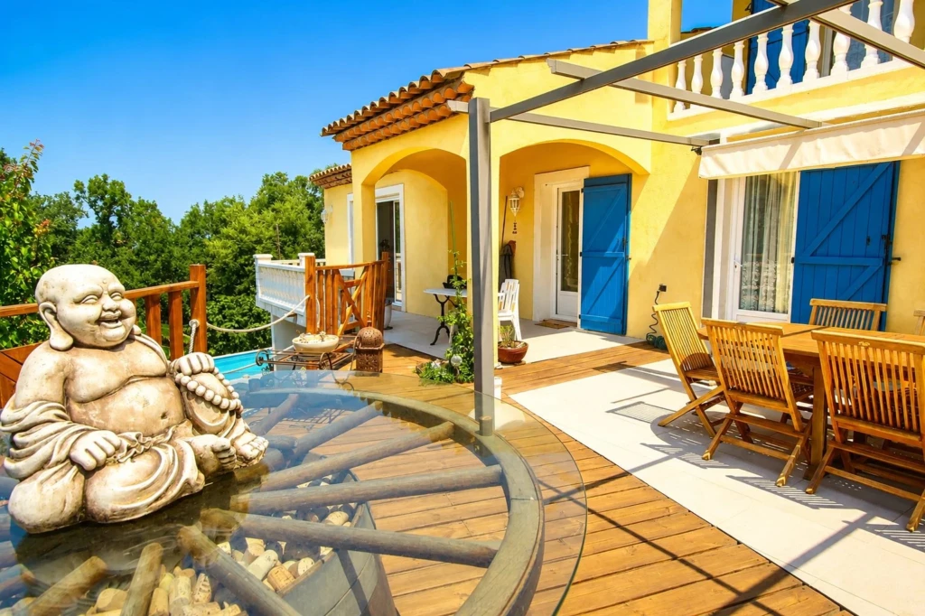 splendide terrasse ensoleillée avec vue sur le jardin et décoration élégante - Les Adrets-de-l'Estérel