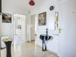 Hall d’accueil spacieux appartement luxe Mougins