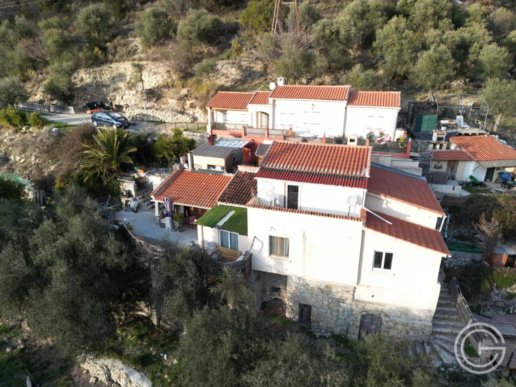 Propriété avec maison, gîte indépendant et studio – 7 500 m² de terrain - PEILLE