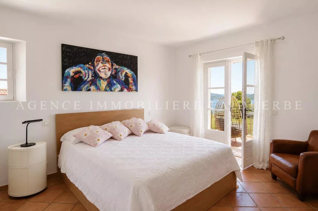 Chambre lumineuse avec vue sur l'extérieur et décoration moderne.