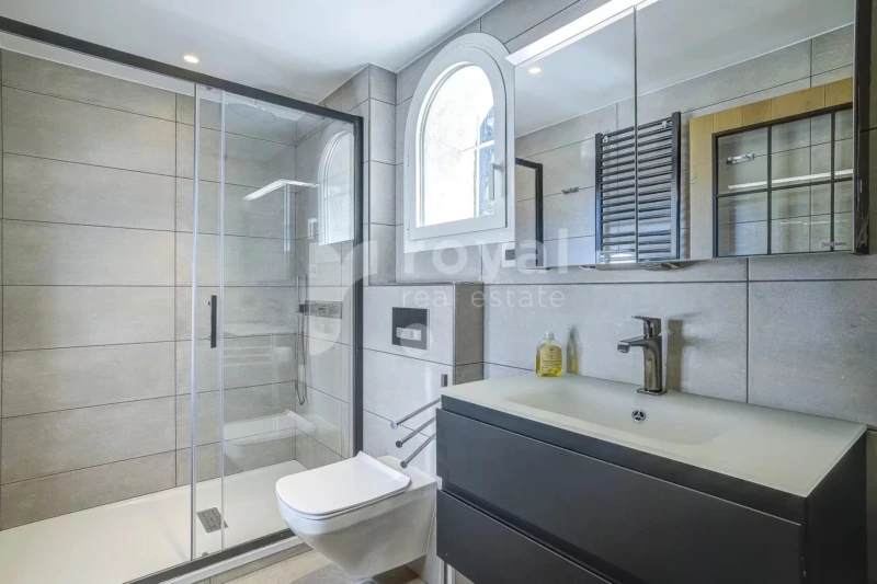 Salle d'eau élégante avec douche à l'italienne et matériaux nobles dans une villa de prestige au Royal Mougins Golf