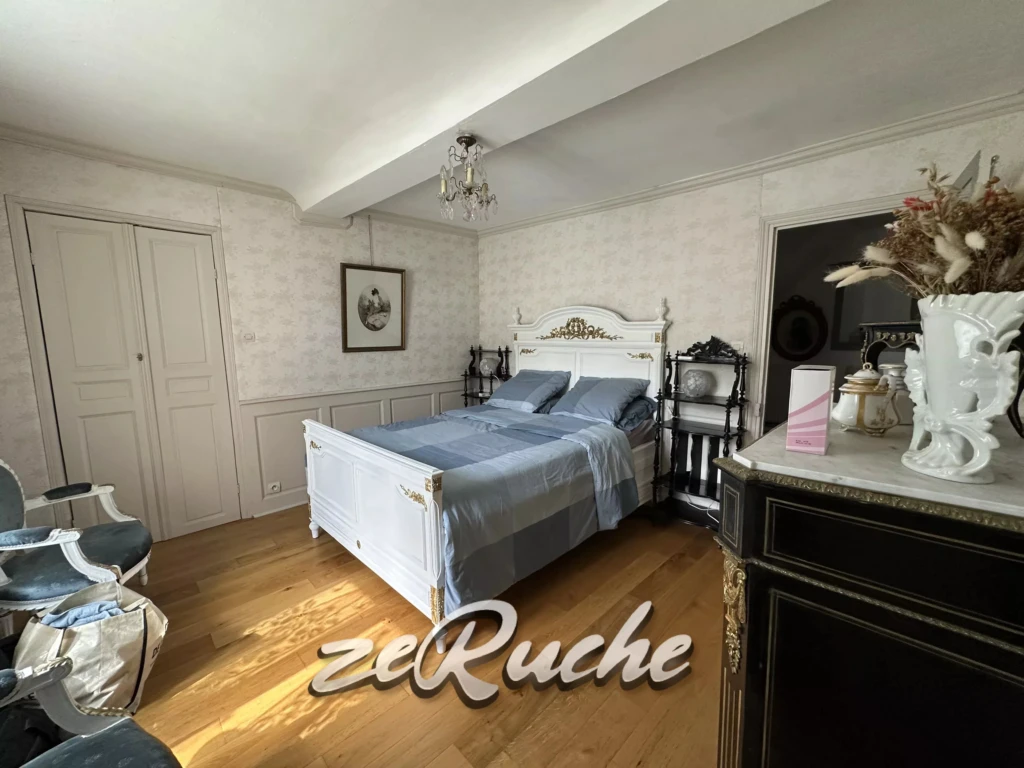 Chambre lumineuse et élégante avec un mobilier classique et une décoration raffinée.