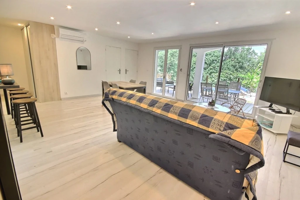 Salon lumineux avec accès à une terrasse extérieure - Les Adrets-de-l'Estérel