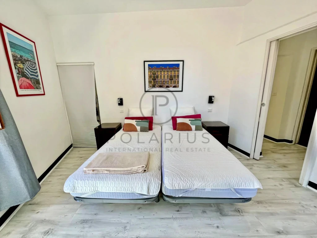 Chambre confortable avec deux lits et décoration moderne.