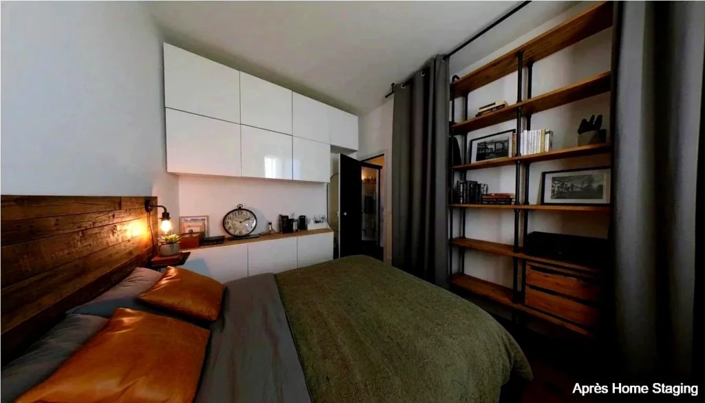 Chambre moderne avec rangements intégrés et ambiance chaleureuse.