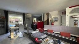 Maison Aigues-Mortes avec garage et parking