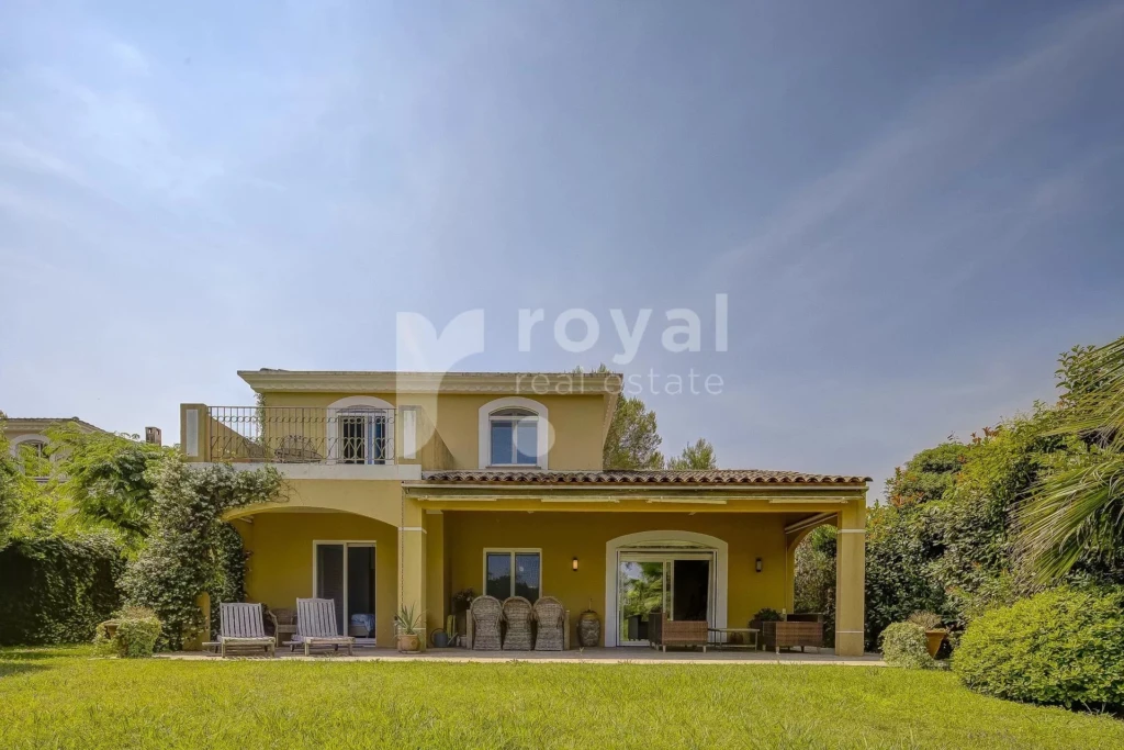 Villa élégante rénovée avec domaine privé et piscine