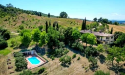 Belle propriété avec piscine et jardin luxuriant dans un cadre paisible.