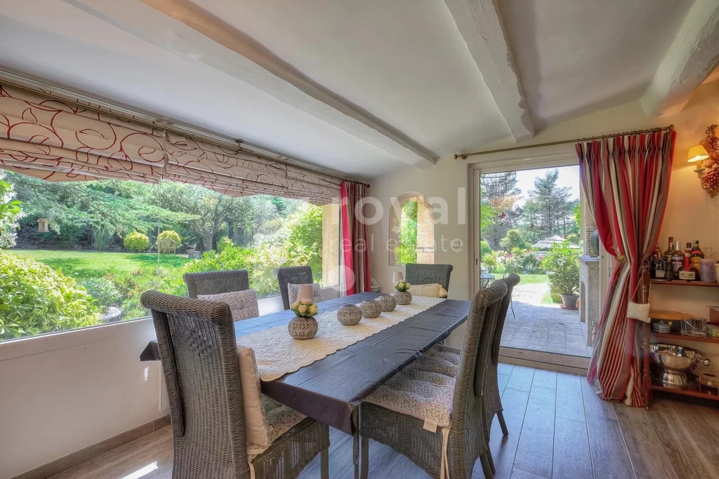 Salle à manger conviviale ouvrant sur la terrasse et le jardin