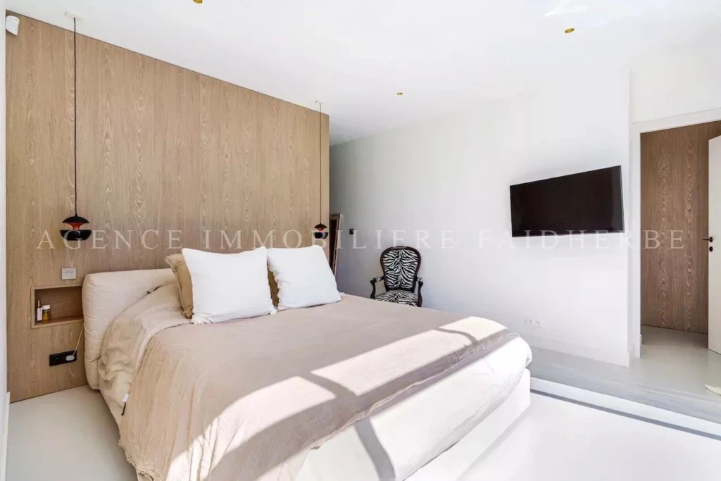 Chambre lumineuse avec un design moderne et minimaliste.