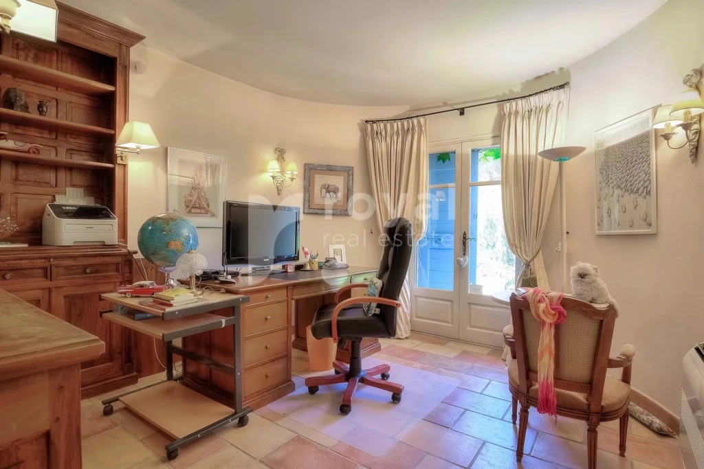 Espace bureau baigné de lumière naturelle avec vue sur le jardin à Châteauneuf-Grasse