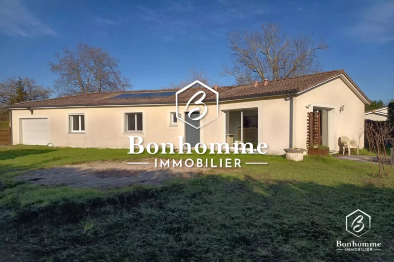 Maison de plain-pied avec un grand jardin, idéale pour une famille.