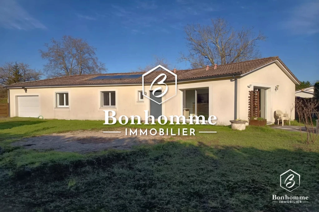 Maison de plain-pied avec un grand jardin, idéale pour une famille.