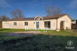 Maison de plain-pied avec un grand jardin, idéale pour une famille.