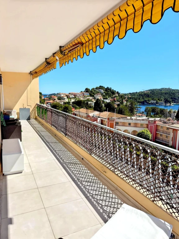 Balcon avec une vue panoramique sur la ville et la rivière, idéal pour vos moments de détente.