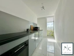 Cet espace lumineux et modern est parfait pour une vie confortable.