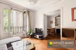 Grande piece de vie lumineuse avec petit balcon à la française