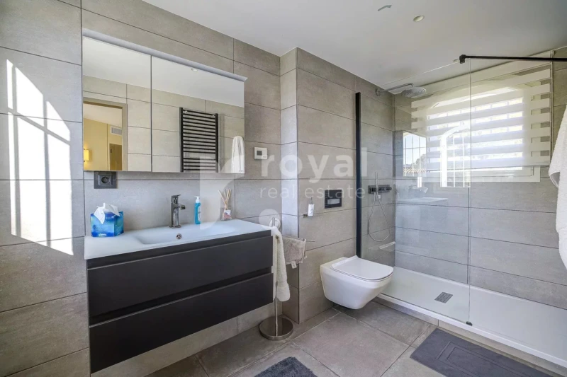 Salle d'eau contemporaine avec douche et décoration soignée au Royal Mougins Golf