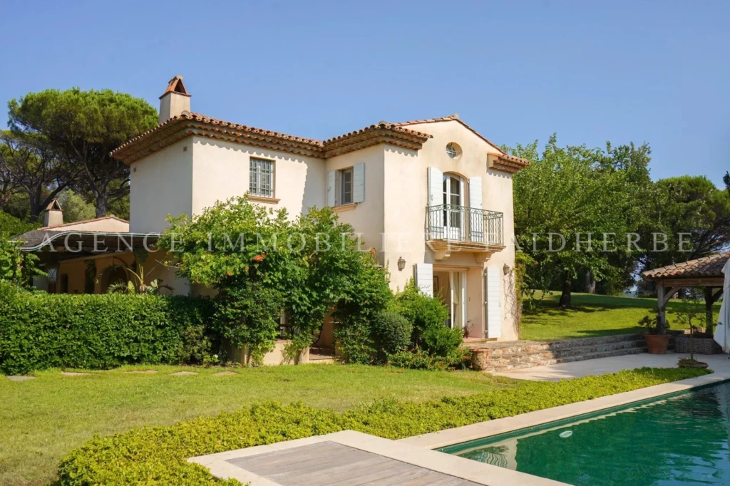 Belle maison avec jardin et piscine, idéale pour la famille.