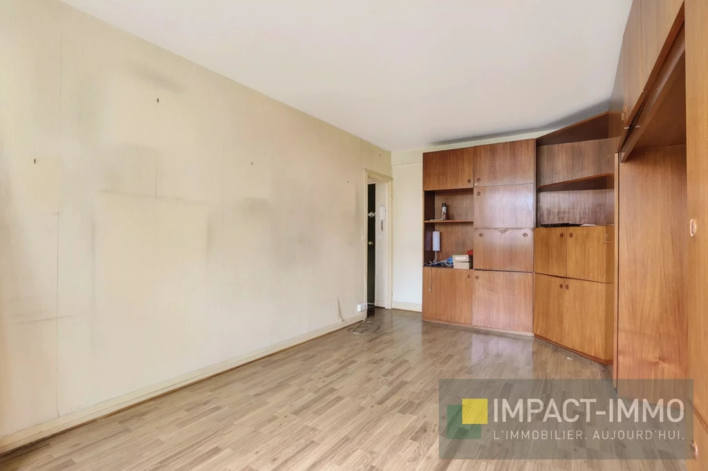 Sejour lumineux avechauteur sous plafnd et parquet .