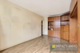 Sejour lumineux avechauteur sous plafnd et parquet .