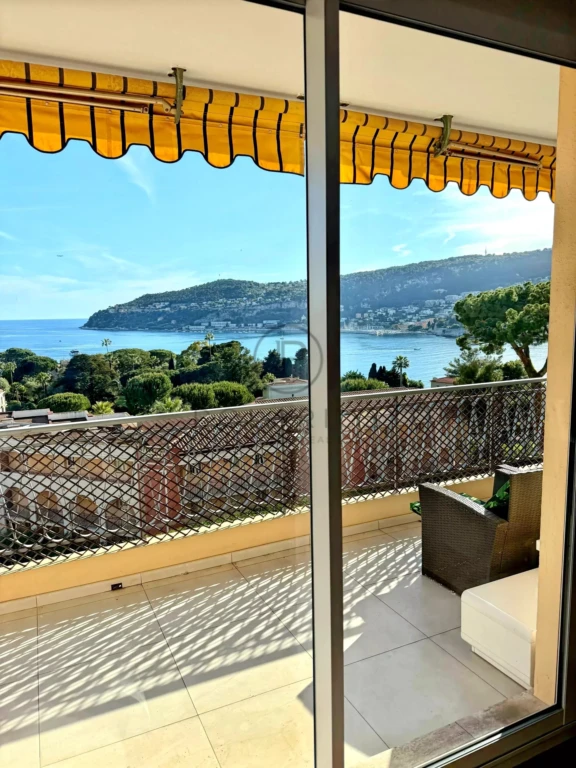 Balcon offrant une vue imprenable sur la mer et la nature environnante.
