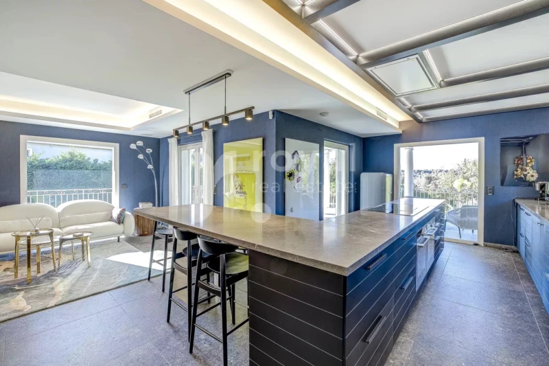 Cuisine ouverte moderne dans villa de luxe Royal Mougins Golf