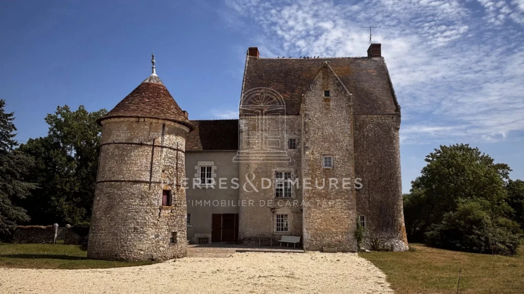 MANOIR AVEC DEPENDANCES - MANOIR AVEC PRAIRIE ET BOIS - FERME A VENDRE A NEUILLAY LES BOIS - BIEN DE CARATERE - CREATION GITES ET CHAMBRES D'HOTES