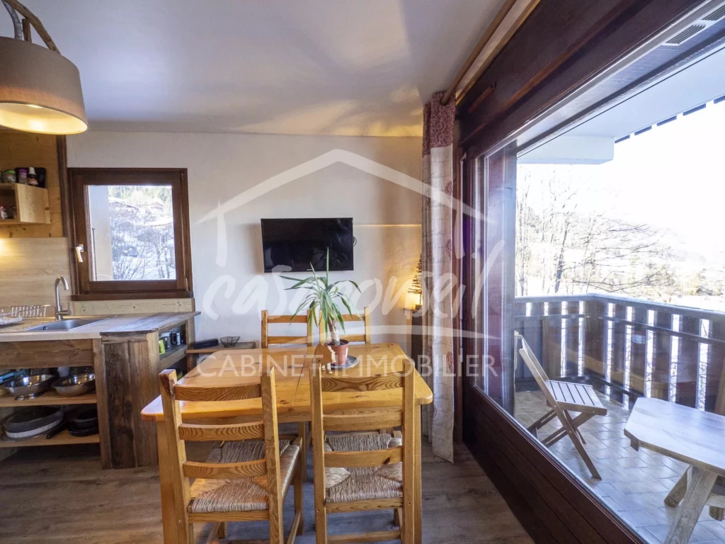 l'espace repas donnant sur le balcon