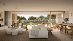 Un salon lumineux avec une vue panoramique sur le jardin et un accès à une terrasse spacieuse.