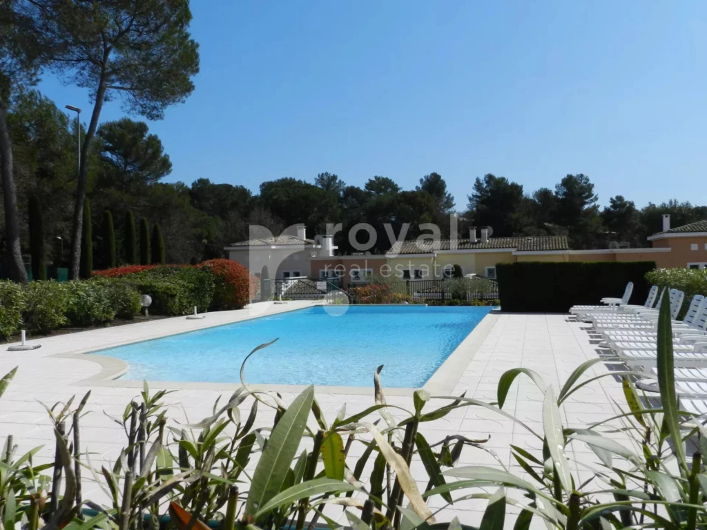 Piscine pour les résidents du domaine privé au Royal Mougins Golf