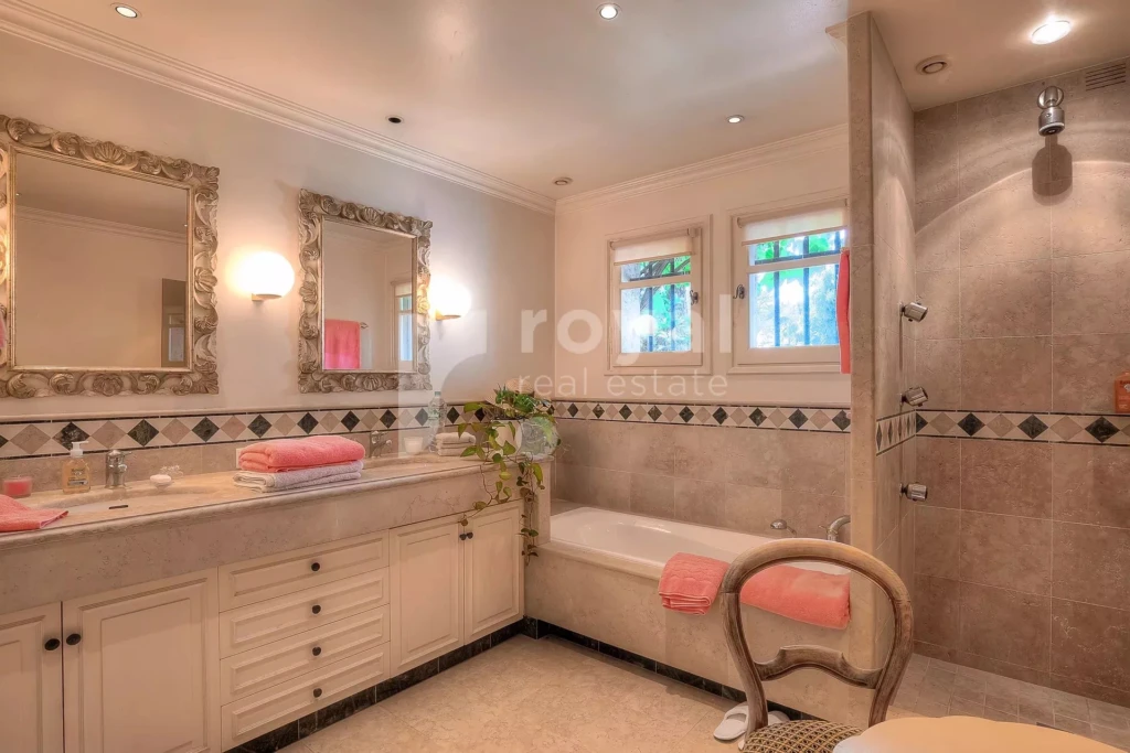 Espace bain raffiné avec baignoire encastrée et robinetterie design