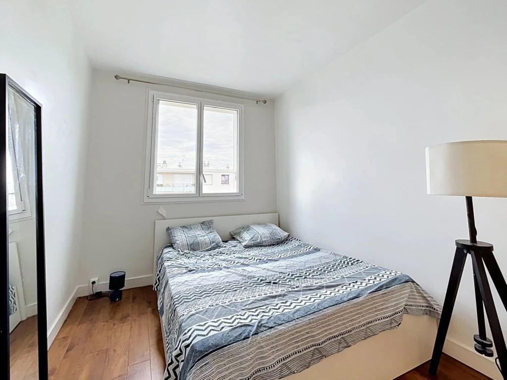 Chambre lumineuse avec vue sur l'extérieur, idéale pour une résidence calme.
