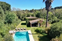 Charmante maison entourée de verdure avec piscine et espace détente.
