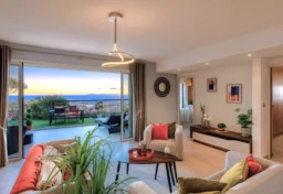 Salon lumineux ouvert sur une terrasse avec vue mer panoramique