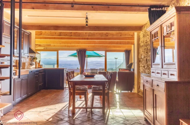 Cuisine rustique avec une grande fenêtre offrant une vue panoramique.
